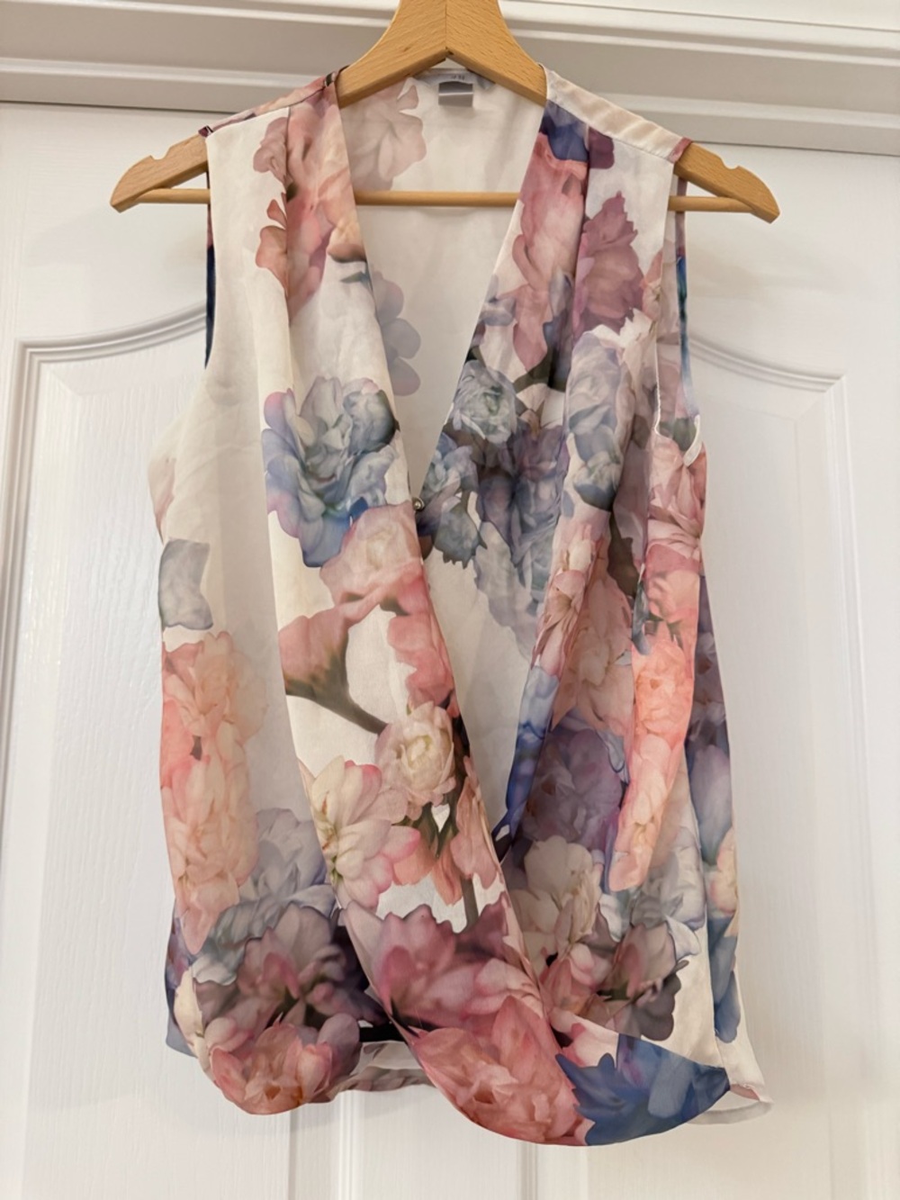 H&M Sleeveless Pastel Floral V Neck Blouse Womens Size 8 Summer Top Shirt wrap